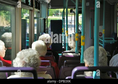 Gli anziani sul bus,Wells Somerset REGNO UNITO Foto Stock