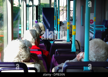 Gli anziani sul bus,Wells Somerset REGNO UNITO Foto Stock