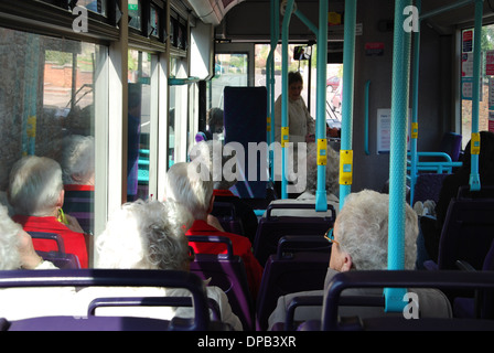 Gli anziani sul bus,Wells Somerset REGNO UNITO Foto Stock