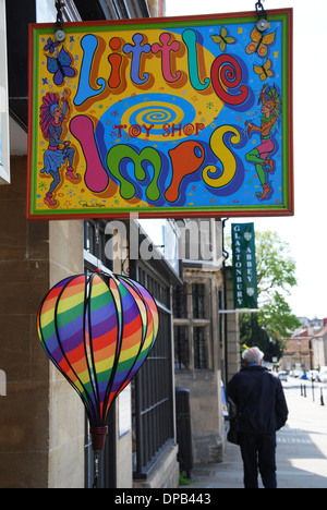 Segno colorato nel centro della città di Glastonbury Somerset Inghilterra Foto Stock