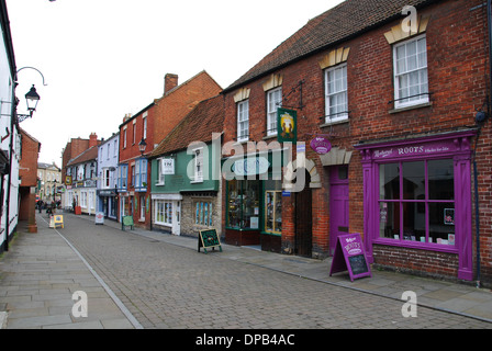 Northload street con il cristallo uomo shop, Glastonbury Somerset REGNO UNITO Foto Stock
