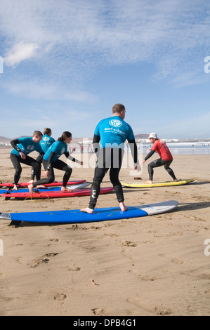 Lezione di Surf lezioni per imparare a stare in piedi sulla tavola da surf tavole tavole da surf beach playa famara lanzarote spiaggia spiagge delle Canarie è Foto Stock