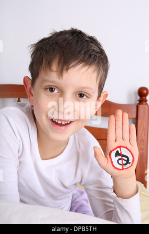 Il ragazzo che ha il piacere di una vacanza e la possibilità di avere una buona notte di sonno Foto Stock