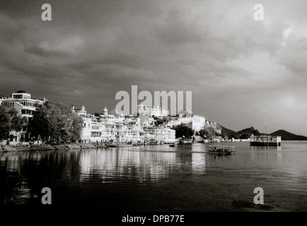 Una vista sul lago Pichola al City Palace di Udaipur in Rajasthan in India in Asia del Sud. Travel Wanderlust evasione bellezza del paesaggio Foto Stock