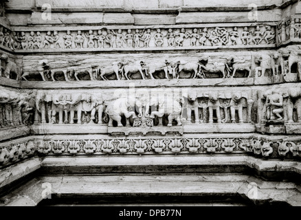 Tempio Jagdish in Udaipur nel Rajasthan in India in Asia del Sud. La religione indù preghiera Storia e cultura di viaggio edificio di architettura Arte Scultura Foto Stock