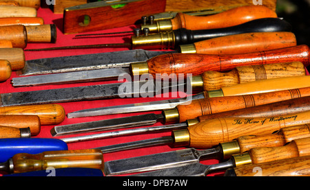 Selezione di vecchio legno utilizzato strumenti di lavoro visualizzata su un mercato in stallo Foto Stock