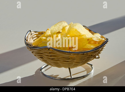 Cesto di patatine o patate fritte servite come antipasto in Spagna. Foto Stock