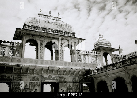 Il palazzo della città in Udaipur nel Rajasthan in India in Asia del Sud. Storia dell'architettura edificio storico della cultura del patrimonio storico Travel Wanderlust Foto Stock