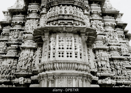 Tempio Jagdish in Udaipur nel Rajasthan in India in Asia del Sud. La religione indù preghiera Storia e cultura di viaggio edificio di architettura Arte Scultura Foto Stock