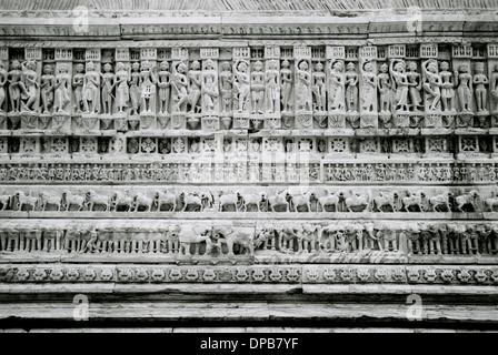 Tempio Jagdish in Udaipur nel Rajasthan in India in Asia del Sud. La religione indù preghiera Storia e cultura di viaggio edificio di architettura Arte Scultura Foto Stock