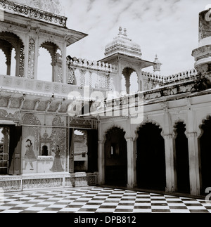 Il palazzo della città in Udaipur nel Rajasthan in India in Asia del Sud. Storia dell'architettura edificio storico della cultura del patrimonio storico Travel Wanderlust Foto Stock