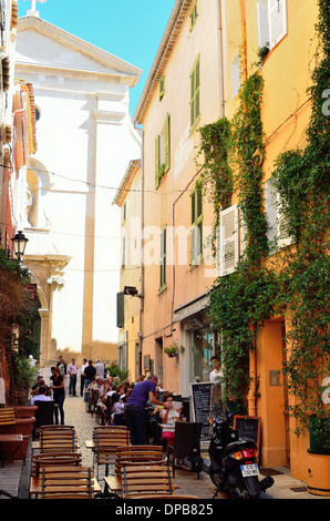 SAINT TROPEZ, Francia - 19 settembre 2013: street con terrazza e ristorante a Saint Tropez, costa azzurra, francia Foto Stock