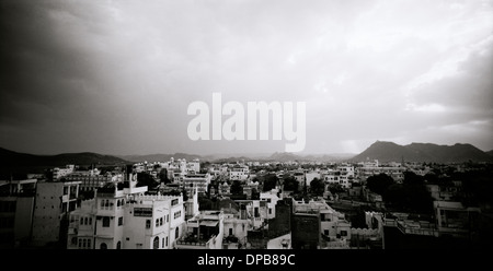 Vista sulla città di Udaipur in Rajasthan in India in Asia del Sud. Travel Cityscape Wanderlust evasione città Cielo di tramonto Foto Stock