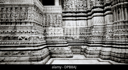 Tempio Jagdish in Udaipur nel Rajasthan in India in Asia del Sud. La religione indù preghiera Storia e cultura di viaggio edificio di architettura Arte Scultura Foto Stock