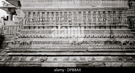 Tempio Jagdish in Udaipur nel Rajasthan in India in Asia del Sud. La religione indù preghiera Storia e cultura di viaggio edificio di architettura Arte Scultura Foto Stock