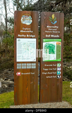 Schede di segno per i sentieri intorno a Nethy Bridge e dell boschi, Abernethy riserva naturale nazionale nel Parco Nazionale di Cairngorms. Foto Stock