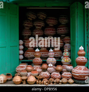 Ceramica in Udaipur nel Rajasthan in India in Asia del Sud. Cultura Artigianato Wanderlust Travel Indian business Negozio tradizionale Storia Tradizione Foto Stock