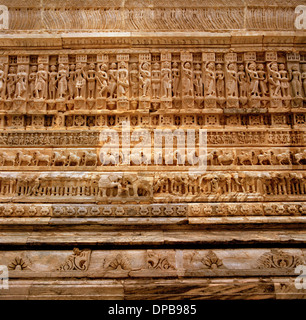 Tempio Jagdish in Udaipur nel Rajasthan in India in Asia del Sud. La religione indù preghiera Storia e cultura di viaggio edificio di architettura Arte Scultura Foto Stock