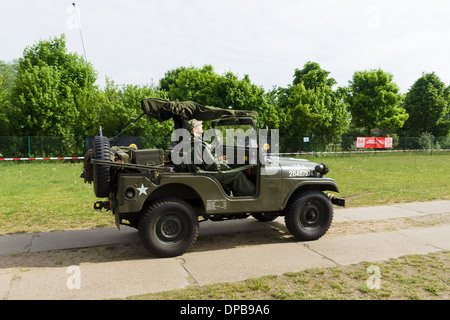 PAAREN IM GLIEN, Germania - 19 Maggio: Willys jeep militari, oldtimer mostrano in MAFZ, Maggio 19, 2013 in Paaren im Glien, Germania Foto Stock