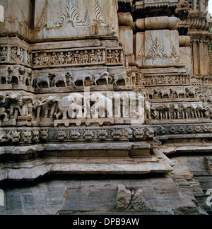 La scultura di arte presso il Tempio Jagdish in Udaipur nel Rajasthan in India in Asia del Sud. Architettura edificio elefante Travel Cultura Storia Wanderlust Foto Stock