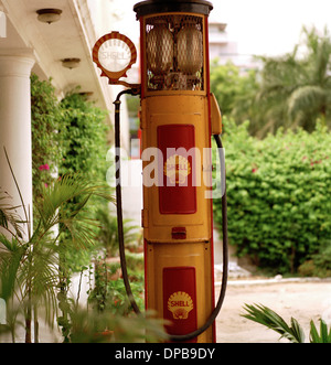 Fotografia documentaria - Scene di strada di una vecchia pompa di benzina in Udaipur nel Rajasthan in India in Asia del Sud. Foto Stock