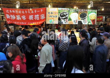 Taipei, Taiwan. Xi gen, 2014. Persone selezionare generi di prima necessità per la imminente nuovo anno lunare cinese a Dihua Street in Taipei, a sud-est di Taiwan, 11 genn. 2014. Dihua Street a residenti di Taipei gregge due settimane prima del nuovo anno lunare cinese è una grande destinazione per acquistare la speciale gli acquisti per la vacanza. Credito: Chen Yehua/Xinhua/Alamy Live News Foto Stock