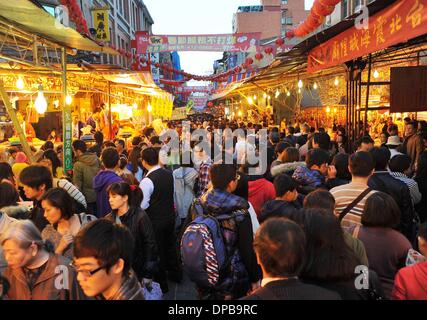 Taipei, Taiwan. Xi gen, 2014. Persone selezionare generi di prima necessità per la imminente nuovo anno lunare cinese a Dihua Street in Taipei, a sud-est di Taiwan, 11 genn. 2014. Dihua Street a residenti di Taipei gregge due settimane prima del nuovo anno lunare cinese è una grande destinazione per acquistare la speciale gli acquisti per la vacanza. Credito: Chen Yehua/Xinhua/Alamy Live News Foto Stock