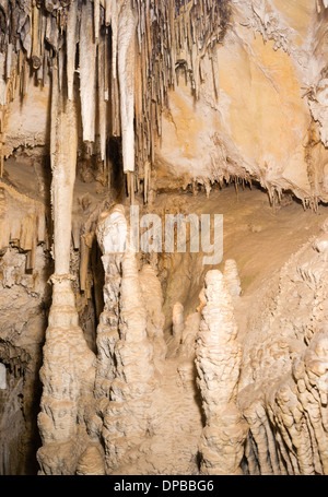 Le grotte sotterranee hanno spesso molto simile acqua formazioni minerali Foto Stock