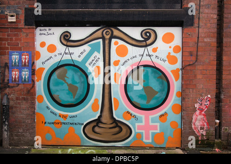 Citazione da Anna Zweck   un dipinto di bilance nel quartiere nord N4 o NQ 2, il centro città di Manchester, Inghilterra, Foto Stock