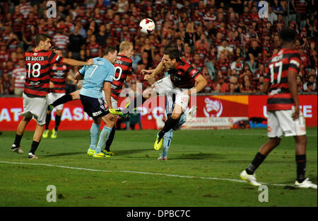 Sydney, Australia. Xi gen, 2014. Azione durante la Hyundai una partita del campionato tra Western Sydney Wanderers FC e Sydney FC dalla Pirtek Stadium, Parramatta. Credito: Azione Sport Plus/Alamy Live News Foto Stock