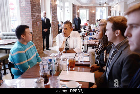 Washington DC, Stati Uniti d'America. Decimo gen, 2014. Il Presidente degli Stati Uniti Barack Obama ha il pranzo con cinque giovani alla Coupe Ristorante in Columbia Heights sezione di Washington, DC, Stati Uniti d'America, 10 gennaio2014. Il Presidente ha voluto ascoltare direttamente dai giovani circa le loro esperienze di diffondere la parola circa l'importanza della firma per la qualità, per l'assicurazione sanitaria a prezzi accessibili e li ringrazio per i loro sforzi. Foto: Olivier Douliery/CNP/dpa/Alamy Live News Foto Stock