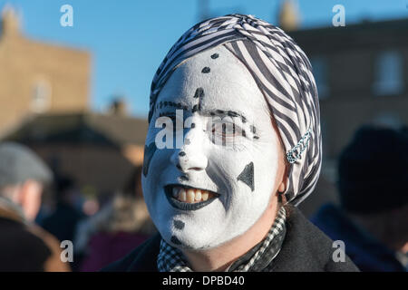 Whittlesey, Cambridgeshire, Regno Unito. 11 gennaio 2014. I partecipanti vestiti in costumi colorati prendere parte al tradizionale paglia Bear Festival presso il Fenland città di Whittlesey, Cambridgeshire Regno Unito. Circa 250 musicisti e ballerini da Molly e Morris gruppi provenienti da tutto il Regno Unito seguire la portano in processione attraverso la città. L antica tradizione della medicazione un uomo in 5 costume di pietra di paglia e sfilando anche se la città con il suo custode fu rinnovato negli anni ottanta in Fenland cittadina e si svolge il secondo fine settimana di gennaio. Credito Eales Julian/Alamy Live News Foto Stock