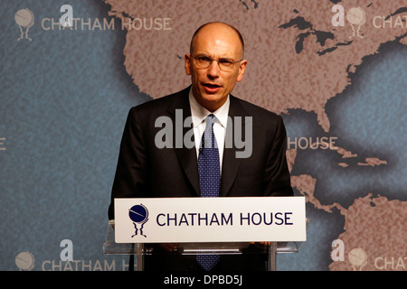 Enrico Letta, Primo Ministro dell'Italia offre un discorso durante un Italia Regno Unito in un ambiente in costante evoluzione evento UE presso Chatham House, in Londo Foto Stock