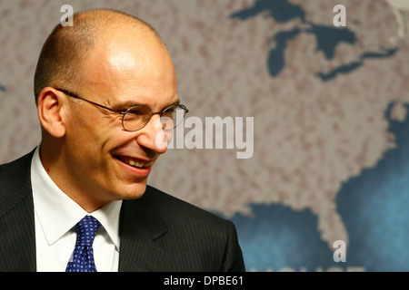 Enrico Letta, Primo Ministro dell'Italia offre un discorso durante un Italia Regno Unito in un ambiente in costante evoluzione evento UE presso Chatham House, in Londo Foto Stock