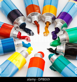 Diversi tubi multicolori con spremuta acquerelli close up Foto Stock