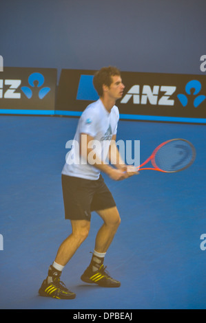 Andy Murray presso l'asta leva Arena Melbourne Park sulla corte giocare in Australian Open 2013 con la racchetta da tennis in mano Foto Stock