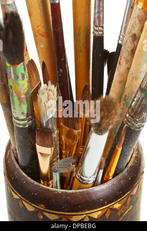 Utilizzate diversi pennelli artistica nella tazza di legno chiusa in alto isolato su sfondo bianco Foto Stock