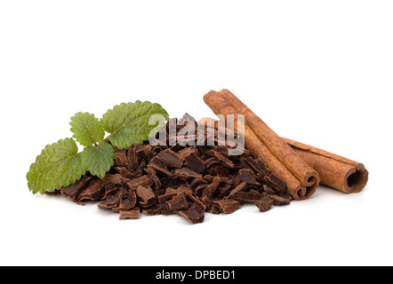 Il cioccolato tritato trucioli di pelo e di bastoncini di cannella isolati su sfondo bianco Foto Stock