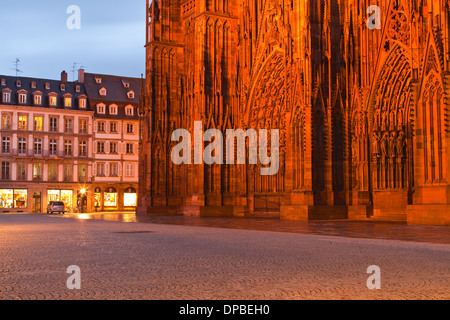 Il fronte ovest della cattedrale di Strasburgo illuminata di notte. Foto Stock