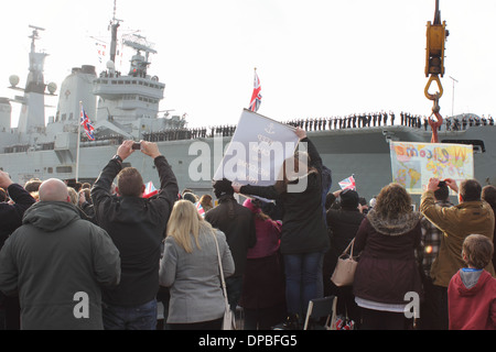 HMS illustre ritorna dalle Filippine Foto Stock