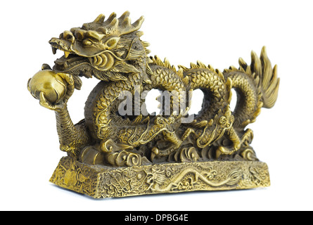 Figurine di bronzo di dragon con perla isolato su bianco Foto Stock