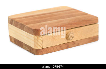 Piccola scatola di legno isolato su bianco Foto Stock