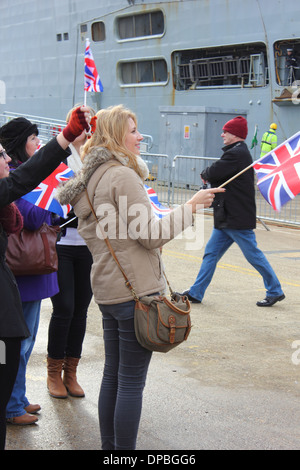 HMS illustre ritorna dalle Filippine Foto Stock