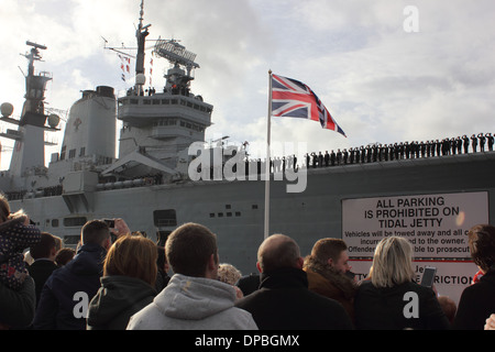 HMS illustre ritorna dalle Filippine Foto Stock