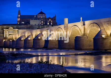 Il ponte romano (Puente Romano) oltre il fiume Guadalquivir e Moschea (Cattedrale Mezquita) all'alba a Cordoba, Andalusia, Spagna. Foto Stock