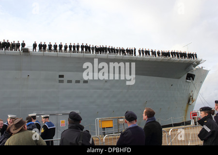 HMS illustre ritorna dalle Filippine Foto Stock
