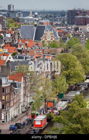 Città di Amsterdam cityscape, vista da sopra, Prinsengracht street e canal sul primo piano, Holland, Paesi Bassi. Foto Stock
