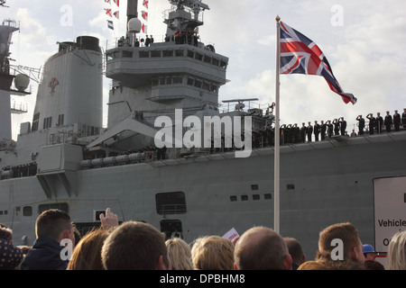 HMS illustre ritorna dalle Filippine Foto Stock