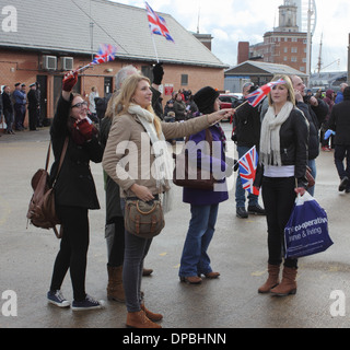 HMS illustre ritorna dalle Filippine Foto Stock