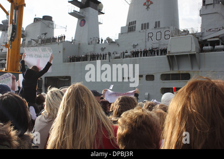 HMS illustre ritorna dalle Filippine Foto Stock
